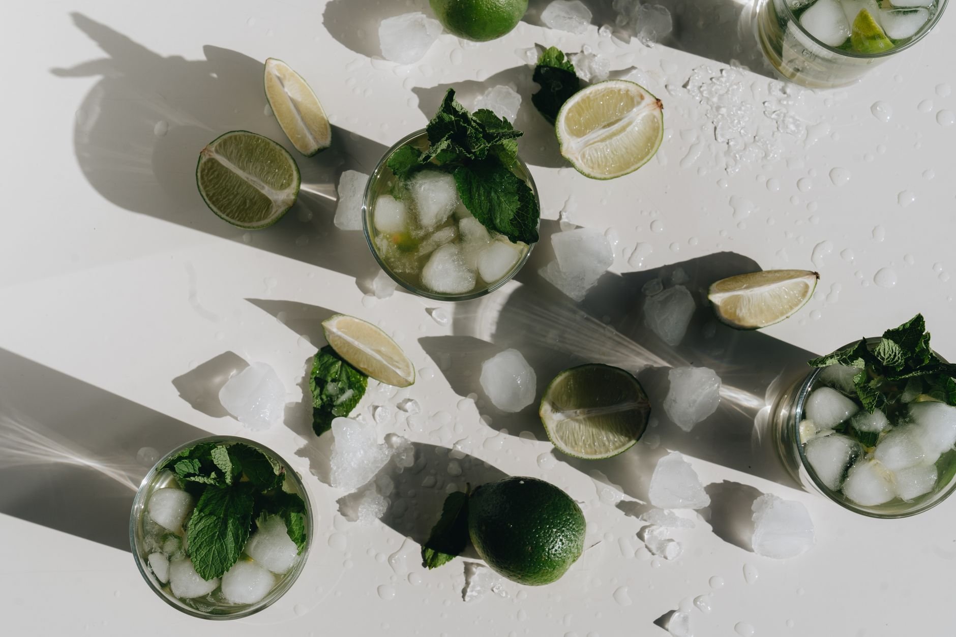Stiller Mojito — Minze und Limette in einem frischen Glas